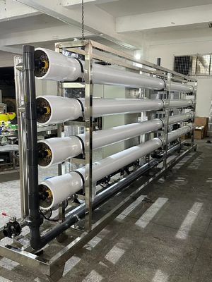 سعر جيد 500-1000M3/Day نظام RO للمياه المالحة مع التحكم في PLC ومطهر UV الانترنت
